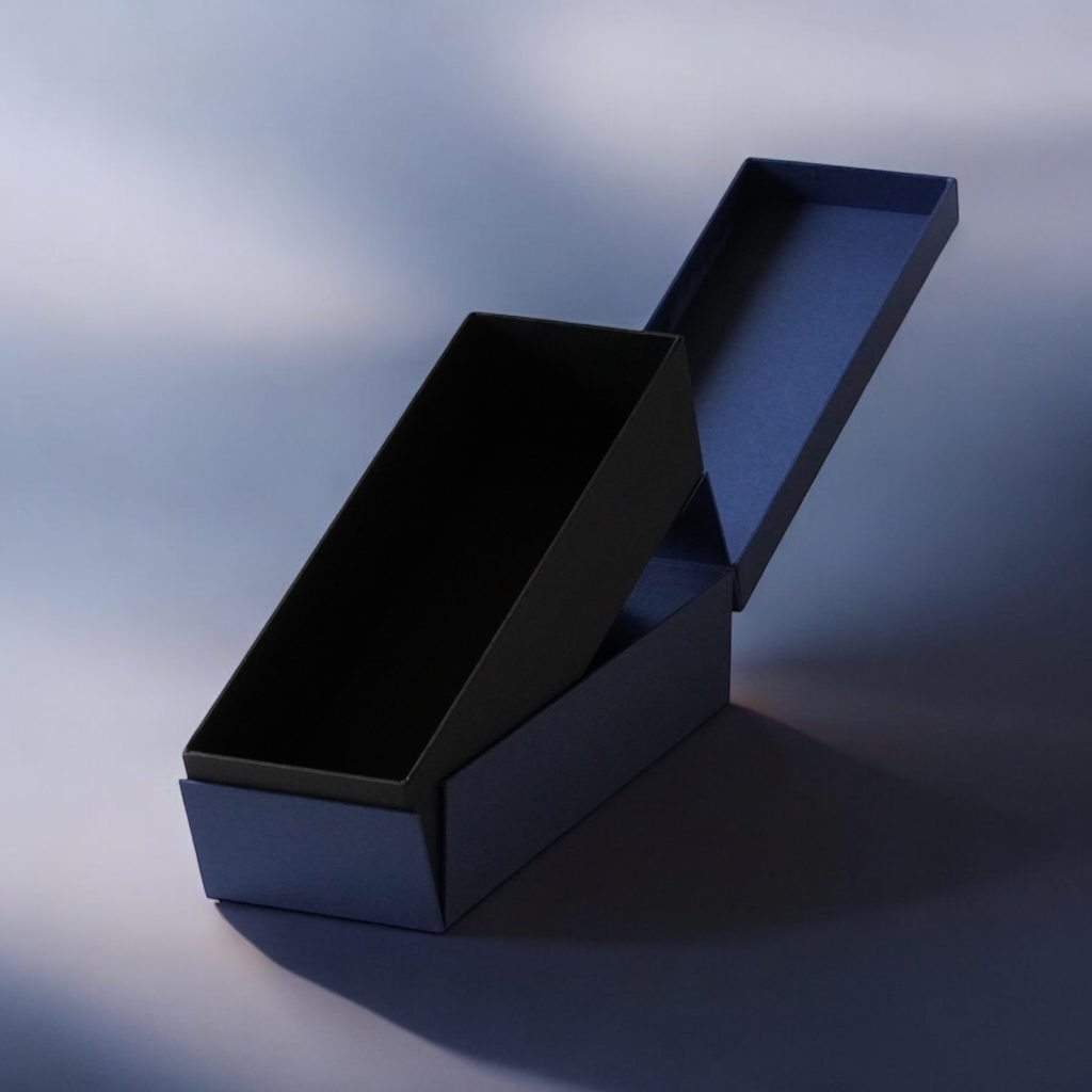 お酒用ギミック付きインロー式貼り箱。蓋を開けると中箱が斜めに稼働するサプライズ演出の高級パッケージ事例。