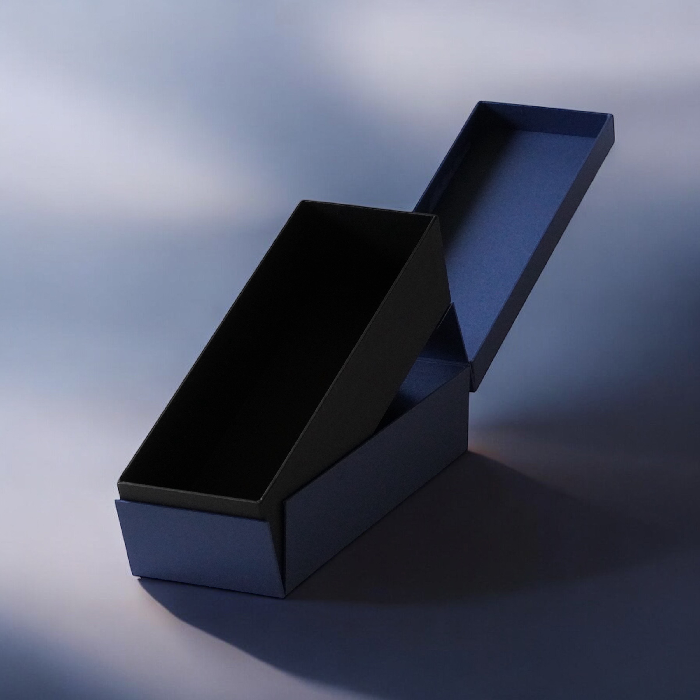 お酒用ギミック付きインロー式貼り箱。蓋を開けると中箱が斜めに稼働するサプライズ演出の高級パッケージ事例。