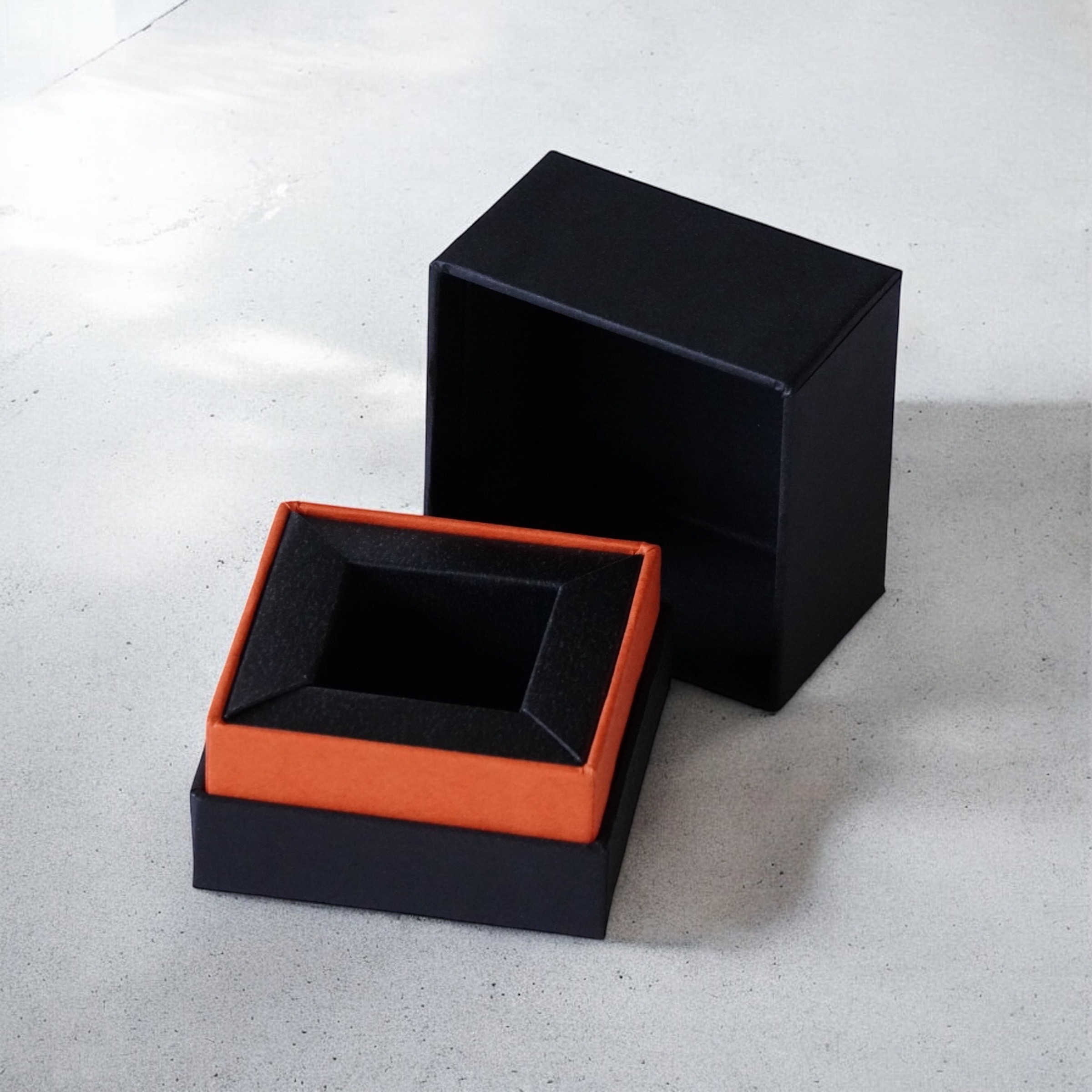 佐賀ダンボール商会｜お菓子・チョコレート用の小型インロー式貼り箱（黒×オレンジの高級仕様）