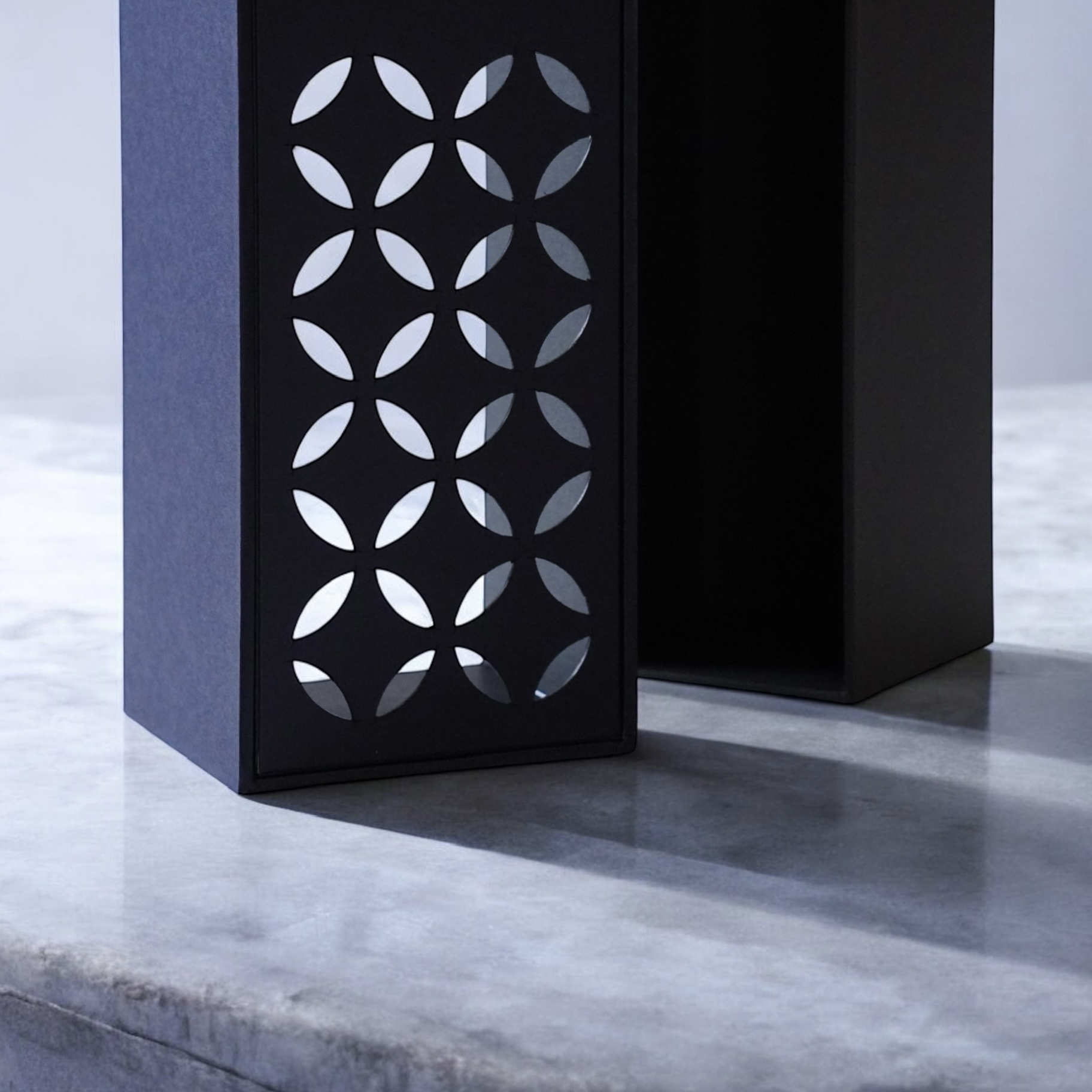 佐賀ダンボール商会|日本酒・ウイスキー向けウィンドウ付き貼り箱(NTラシャネイビー・七宝カッティング)