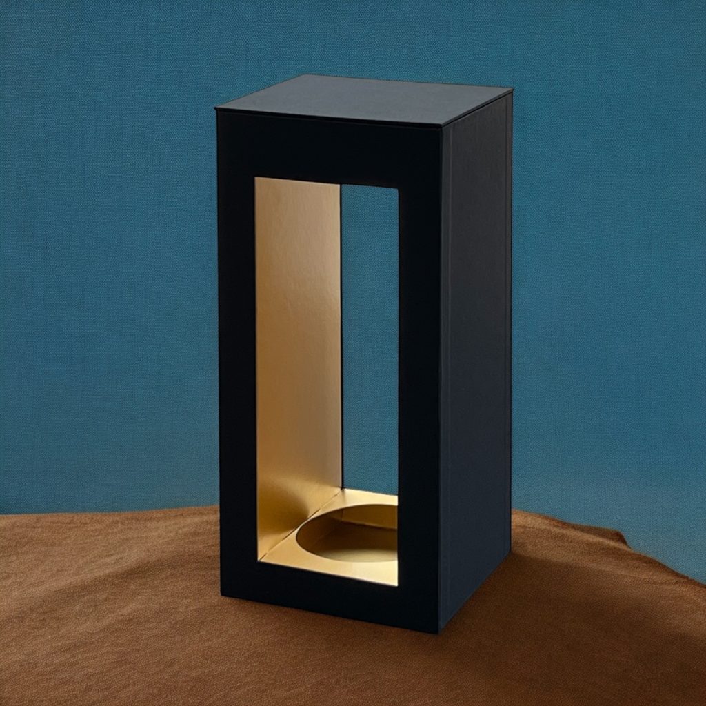 佐賀ダンボール商会・ウィンドウ付き貼り箱事例｜黒とゴールドで高級酒ボトルを引き立てるパッケージ