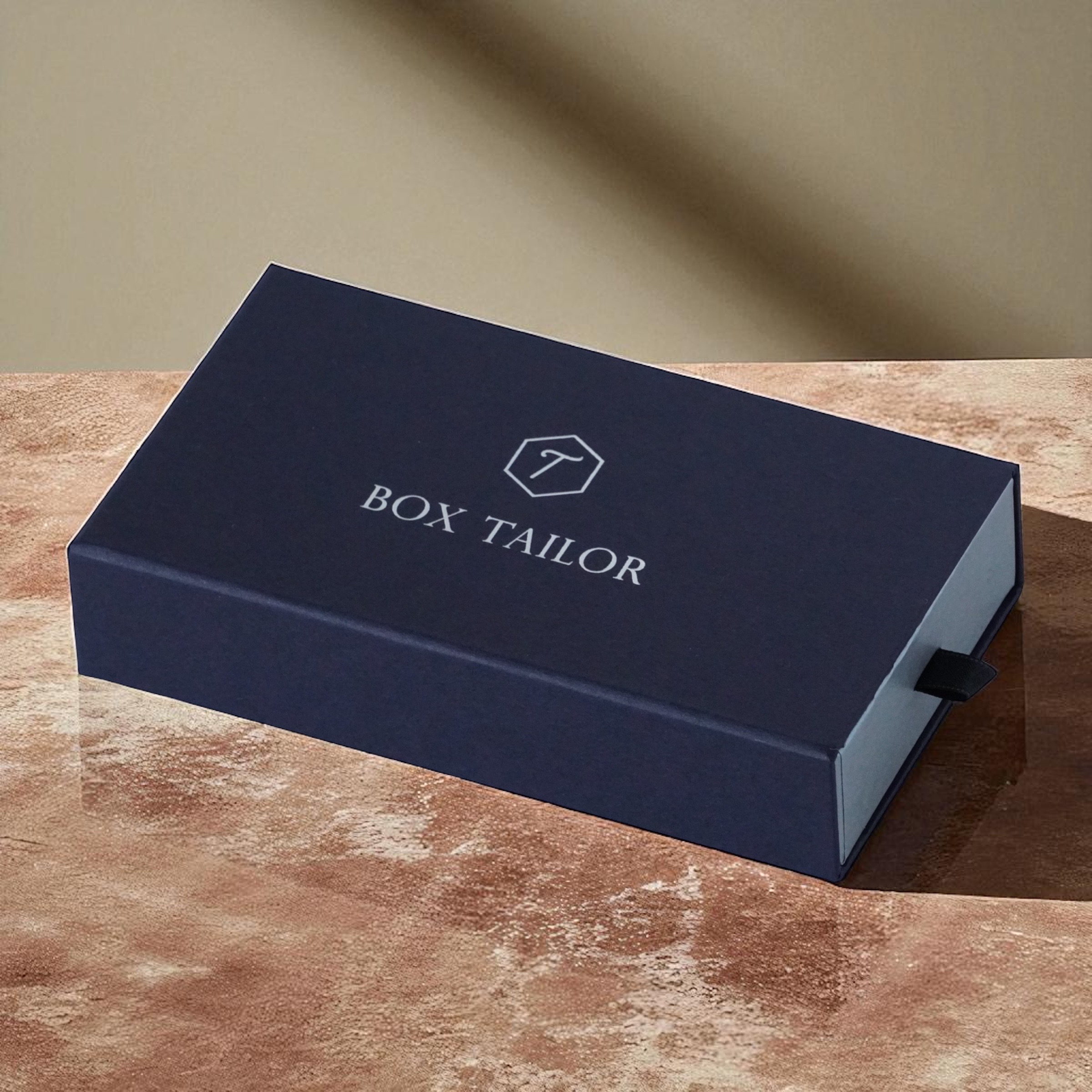 ネイビーの高級ギフト用貼り箱｜BOX TAILORによる日本酒・ウイスキー向けオーダーメイドパッケージ