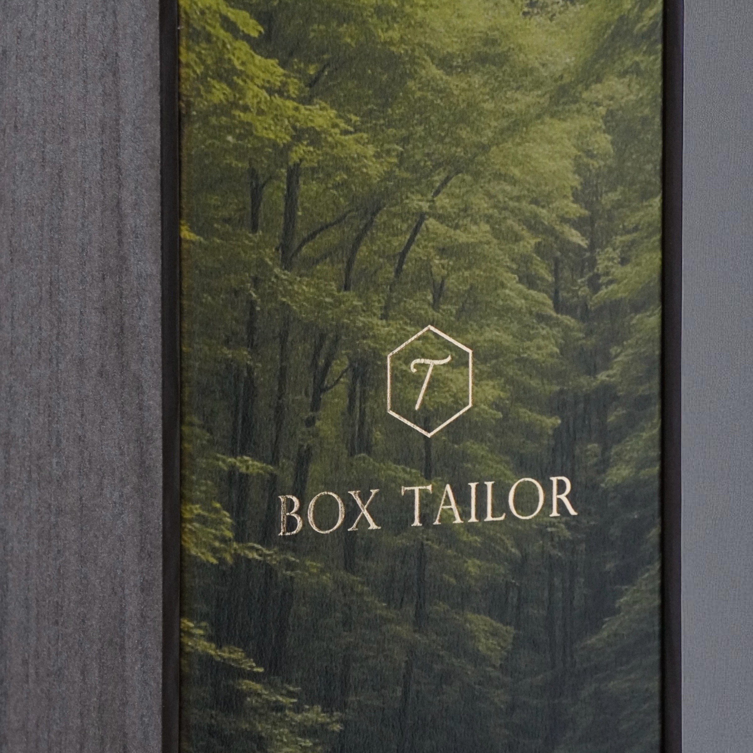 高級酒ギフト用オーダーメイド貼り箱｜BOX TAILORの深緑パッケージデザイン写真