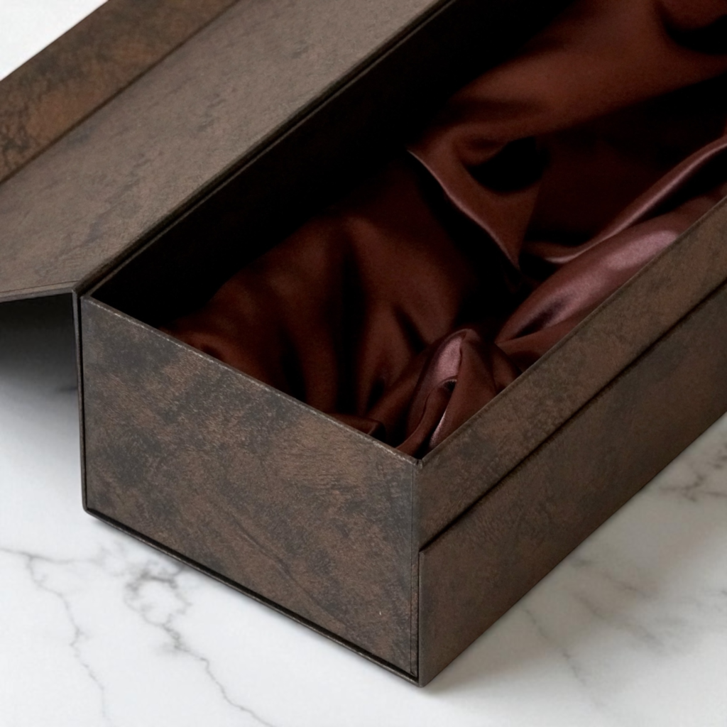 佐賀ダンボール商会 BOXTAILOR｜木目調の高級貼り箱とサテン布の内装｜日本酒・ウイスキー・ワイン向けプレミアムギフトパッケージ