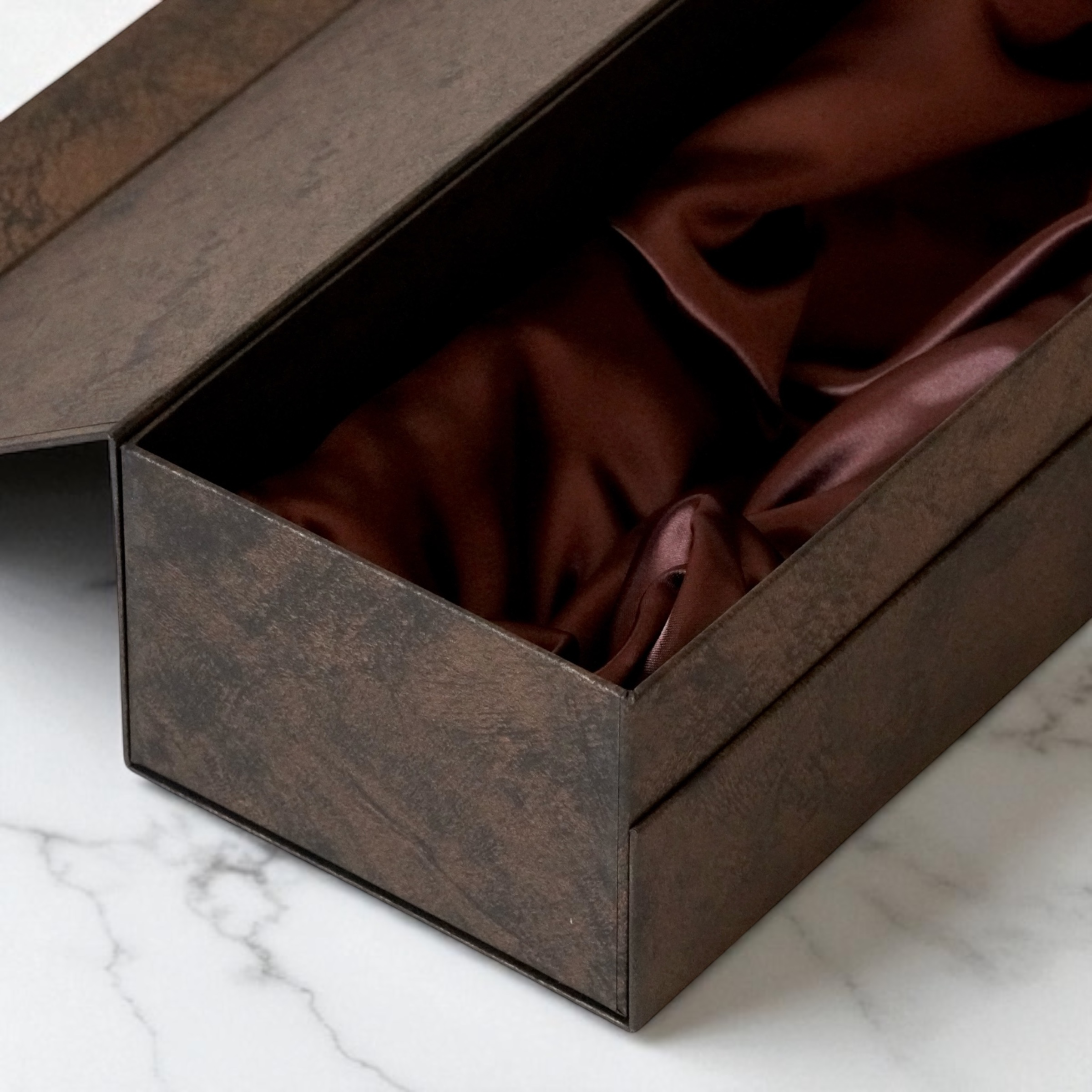 佐賀ダンボール商会 BOXTAILOR｜木目調の高級貼り箱とサテン布の内装｜日本酒・ウイスキー・ワイン向けプレミアムギフトパッケージ