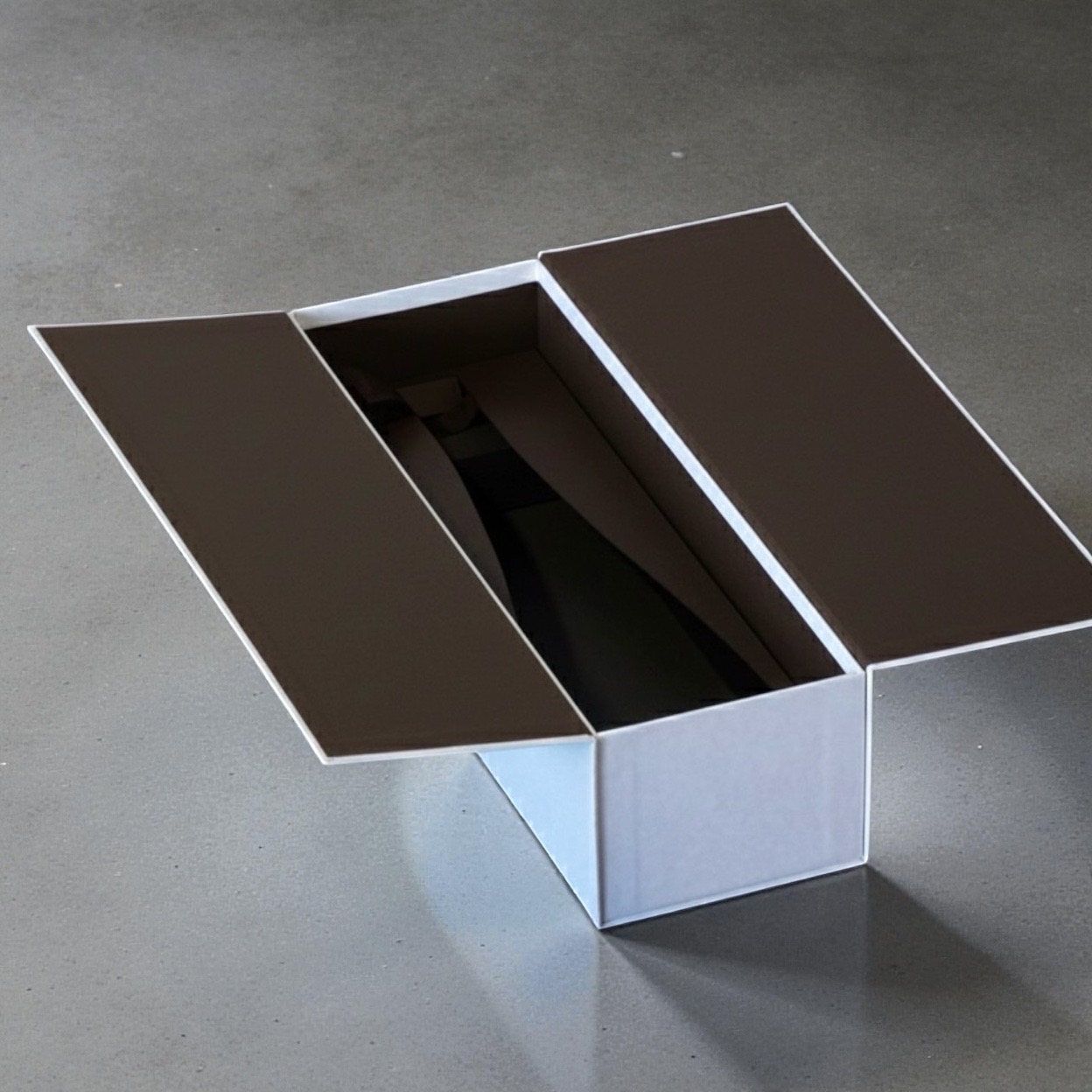 佐賀ダンボール商会 BOXTAILOR｜観音開きの高級貼り箱とボトル用内装（日本酒・ウイスキー・ワイン向けギフトパッケージ）