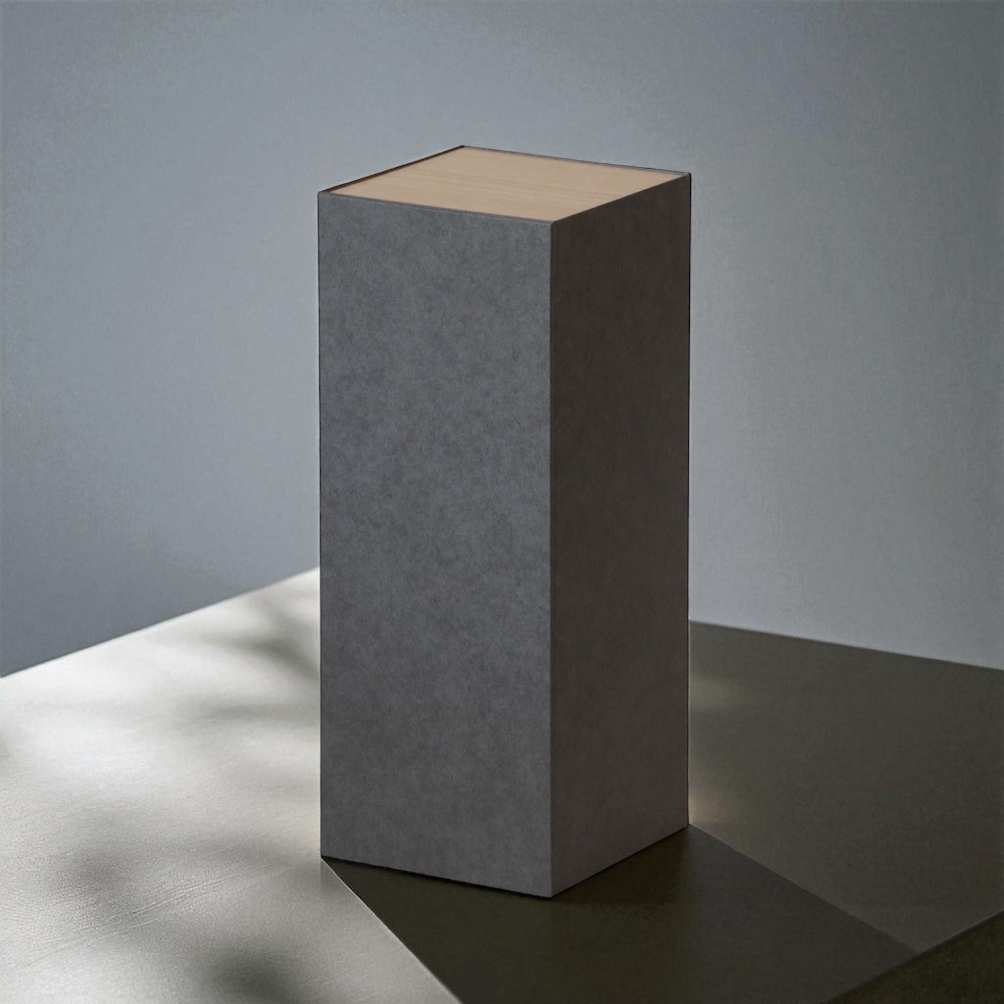 佐賀ダンボール商会 BOXTAILOR｜グレーの縦長高級貼り箱｜日本酒・ウイスキー・ボトルギフト向けオーダーメイドパッケージ