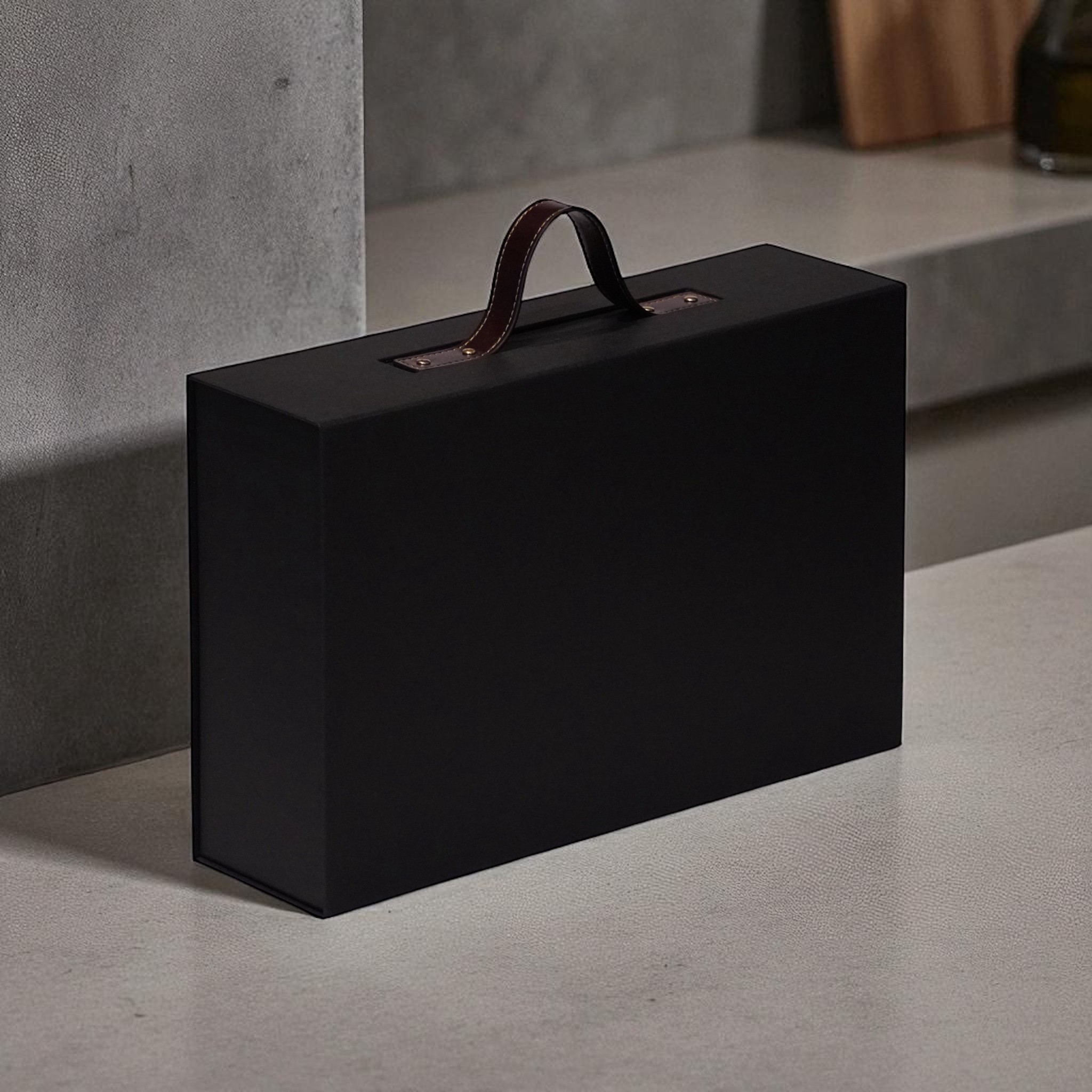 佐賀ダンボール商会 BOXTAILOR｜黒の手提げ式高級貼り箱｜日本酒・ウイスキー・ワイン向け持ち運びギフトパッケージ