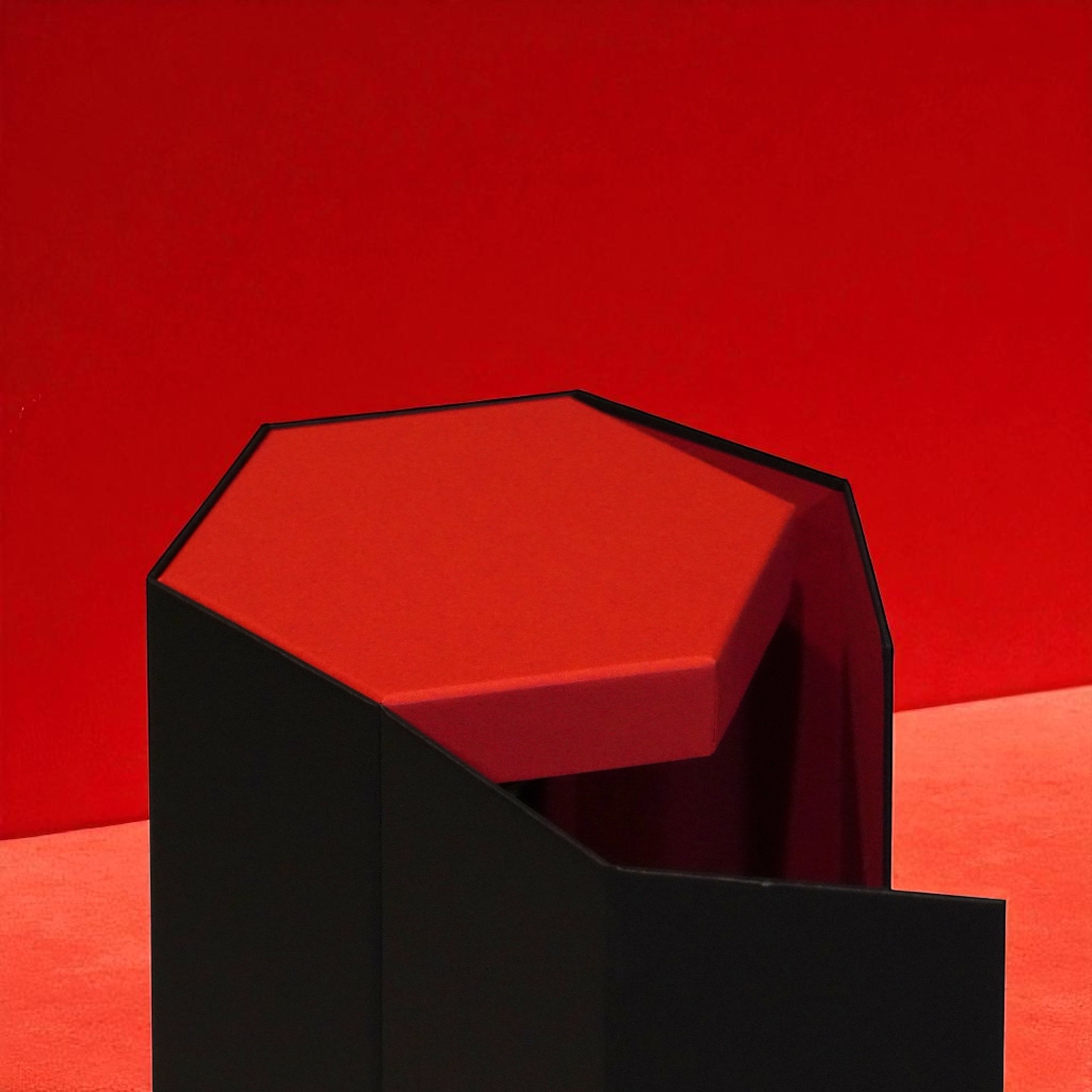 佐賀ダンボール商会 BOXTAILOR｜赤天面 × 黒側面の六角形高級貼り箱｜日本酒・ウイスキー・ギフト向けオクタゴンパッケージ