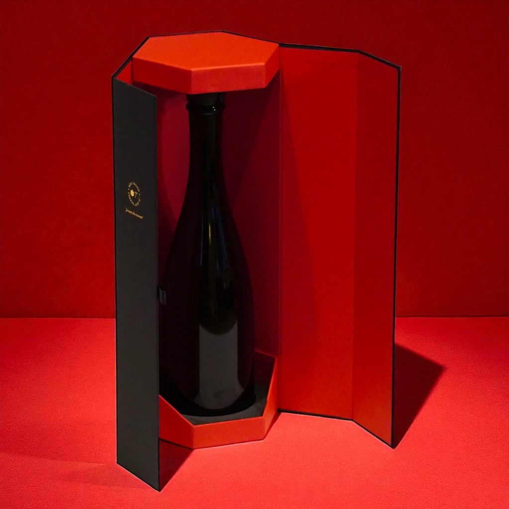 佐賀ダンボール商会 BOXTAILOR｜赤×黒の観音開き高級貼り箱と黒ボトルのギフトセット｜日本酒・ウイスキー向けプレミアムパッケージ