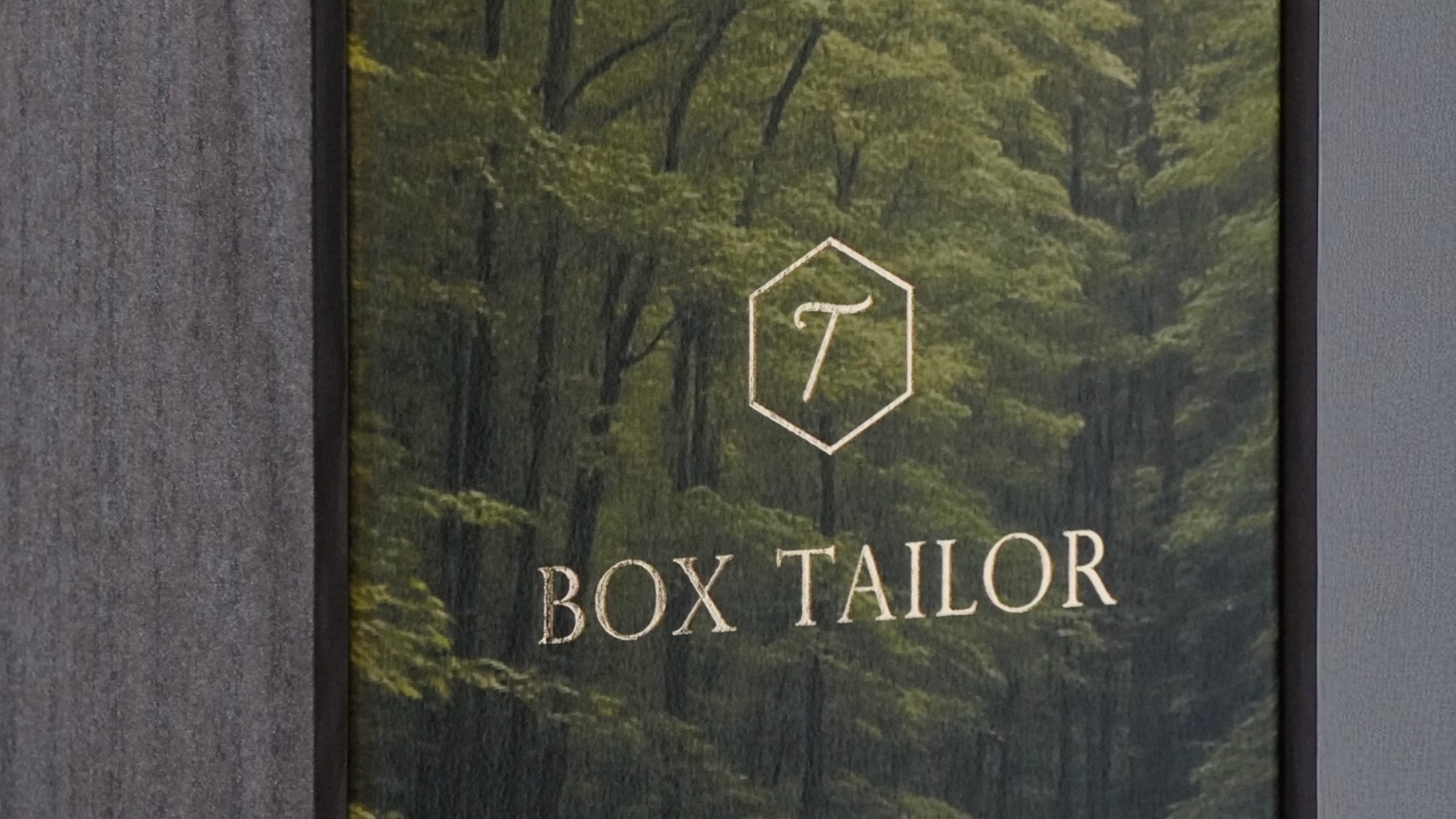 高級酒ギフト用オーダーメイド貼り箱｜BOX TAILORの深緑パッケージデザイン写真