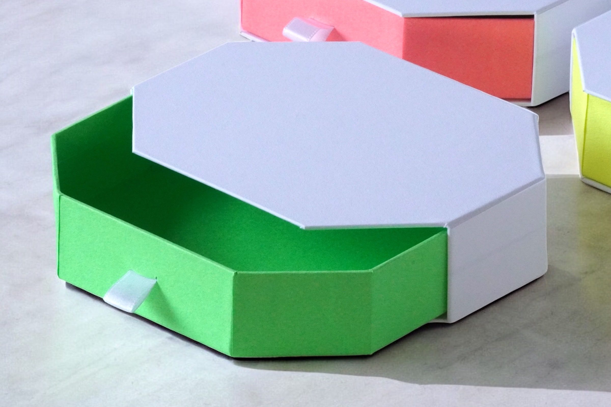 八角形の高級ギフト用貼り箱｜日本酒・ウイスキー・贈答品向けオーダーメイドパッケージ