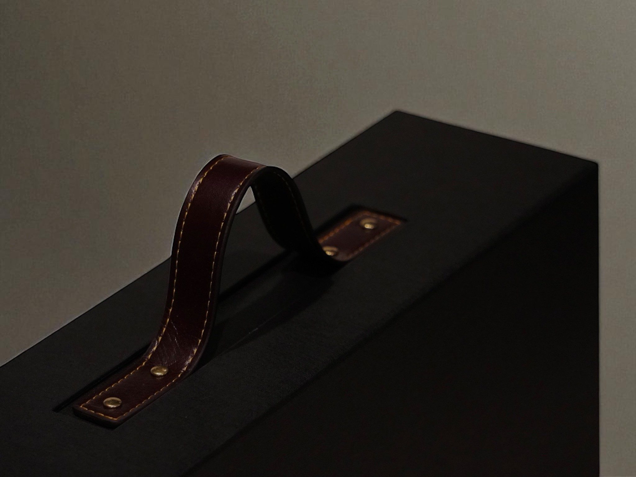 佐賀ダンボール商会 BOXTAILOR｜黒の高級貼り箱とブラウンリボンのギフトボックス｜日本酒・ウイスキー・ワイン向け贈答用パッケージ