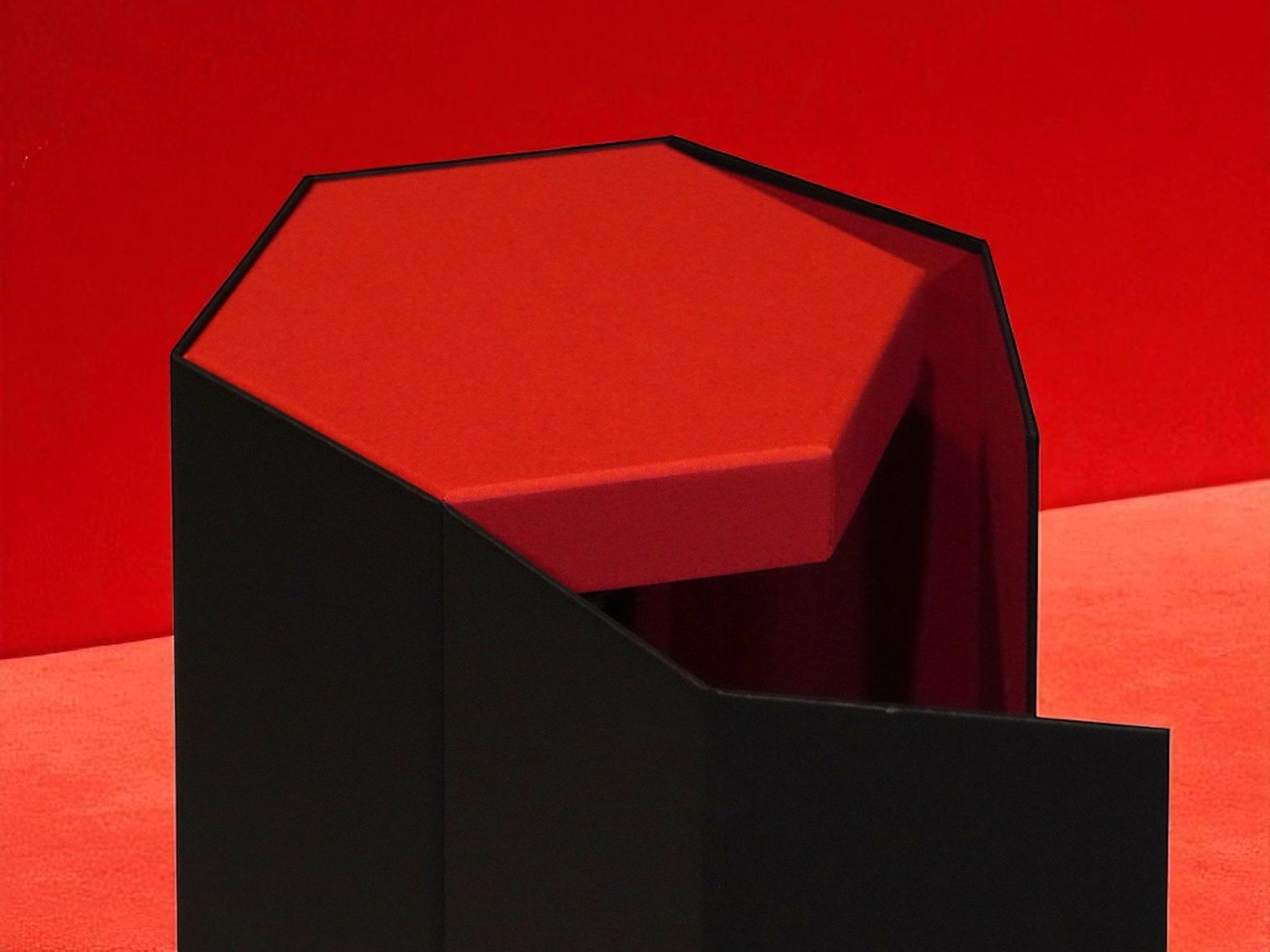 佐賀ダンボール商会 BOXTAILOR｜赤天面 × 黒側面の六角形高級貼り箱｜日本酒・ウイスキー・ギフト向けオクタゴンパッケージ