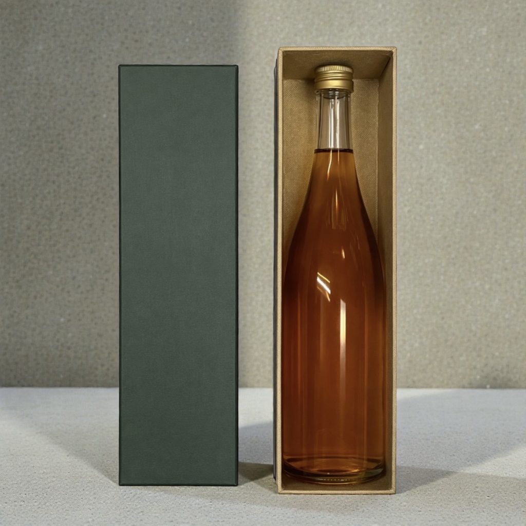 ウイスキーボトル用オーダーメイド貼り箱。深緑の外装とベージュ内装を組み合わせた高級ギフトパッケージ