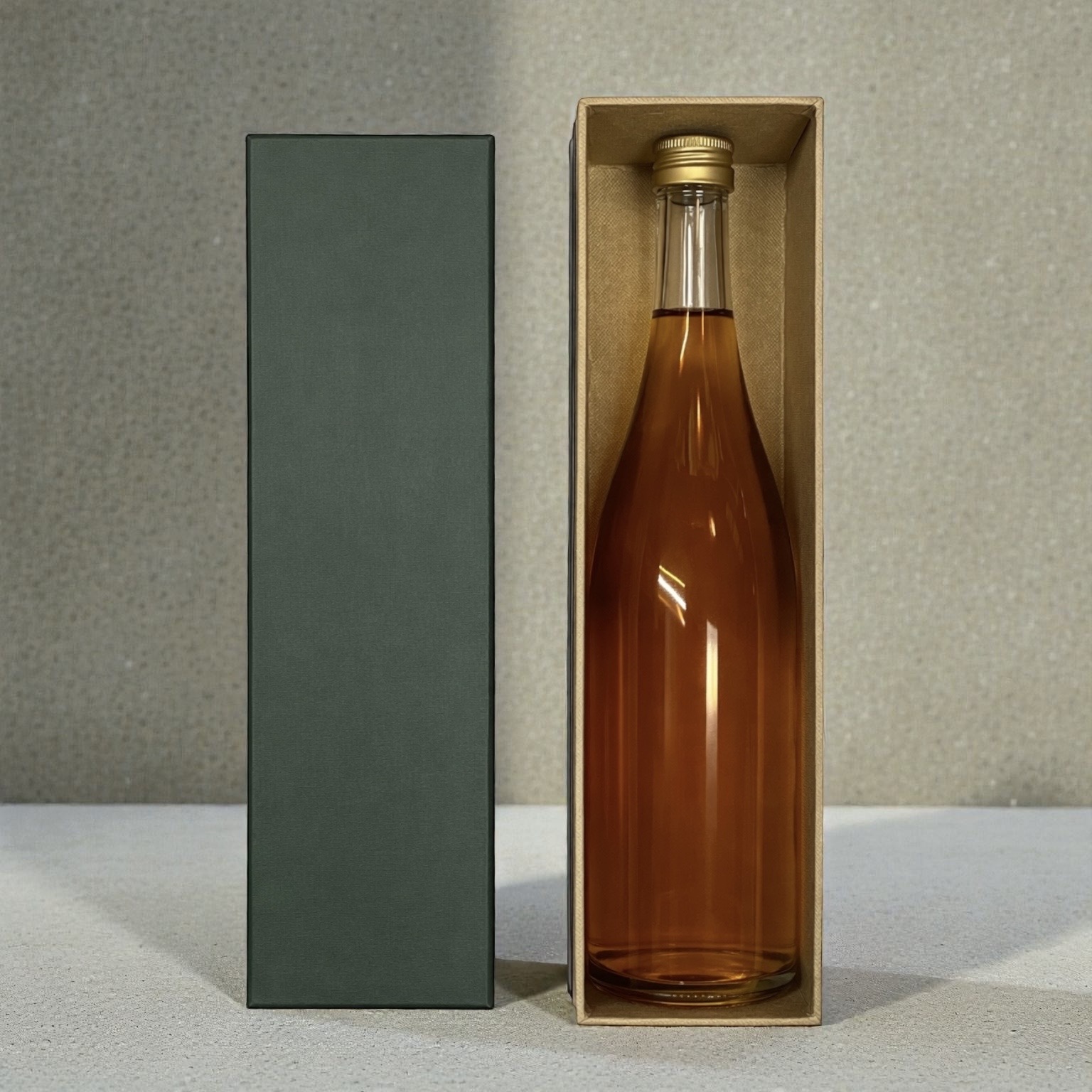 ウイスキーボトル用オーダーメイド貼り箱。深緑の外装とベージュ内装を組み合わせた高級ギフトパッケージ