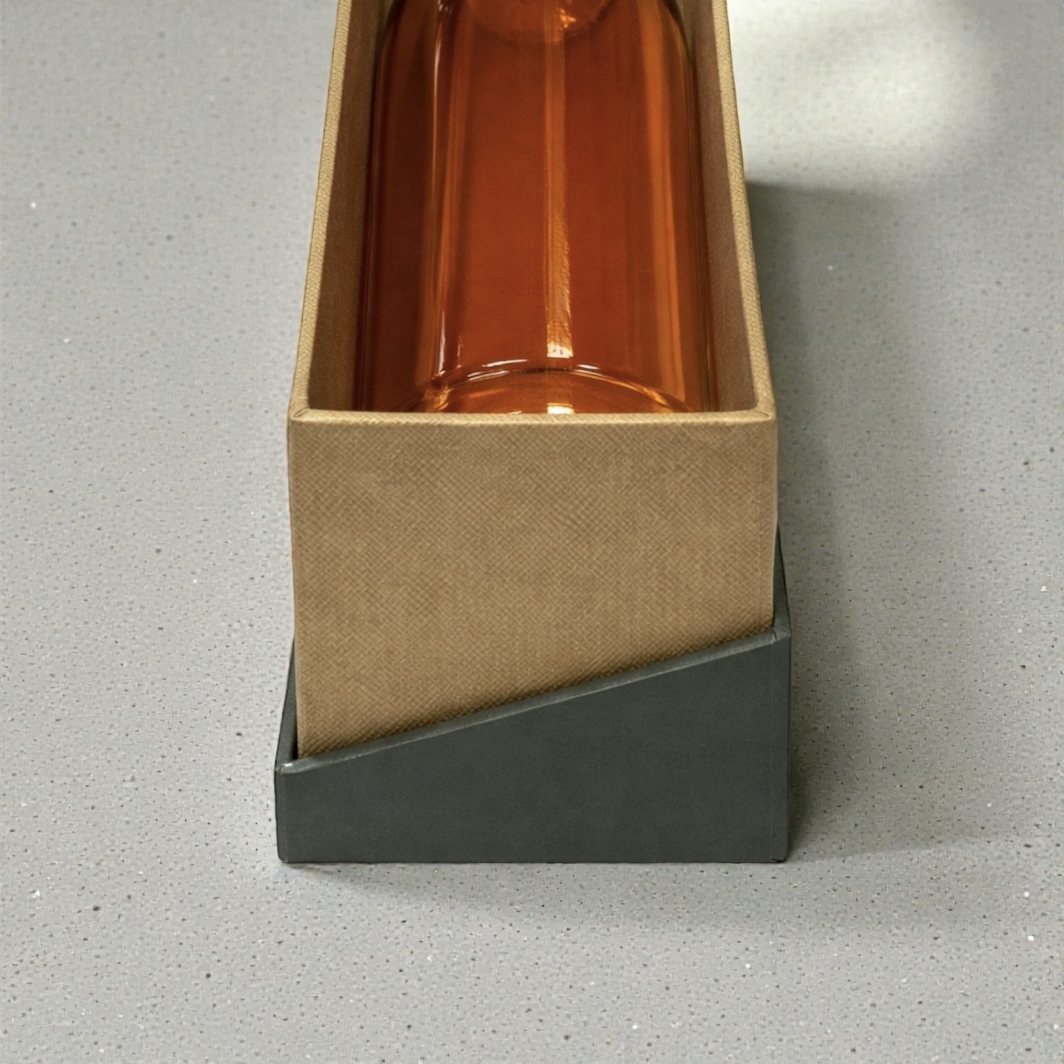 ベージュ布目調の内装を施した高級貼り箱。ウイスキーボトル用オーダーメイド化粧箱の内側構造