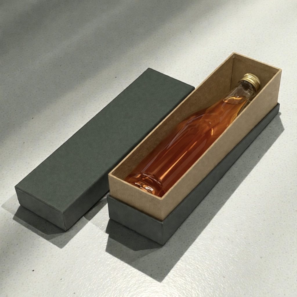 斜めラインが特徴的なオーダーメイド貼り箱。ウイスキー向け高級ギフトボックスのデザイン