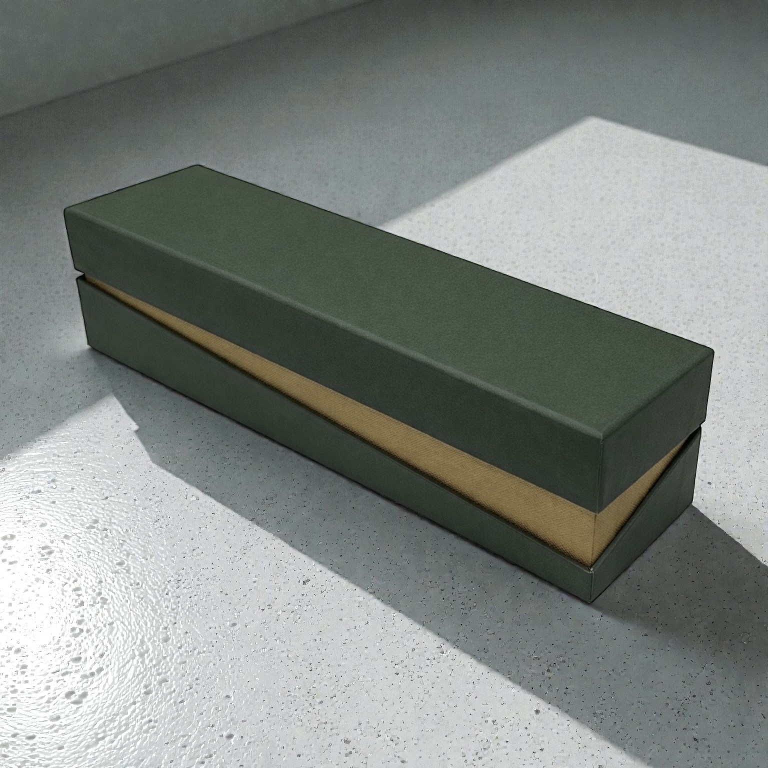 深緑カラーのウイスキー用貼り箱。斜めスリーブ構造の高級オーダーメイド化粧箱