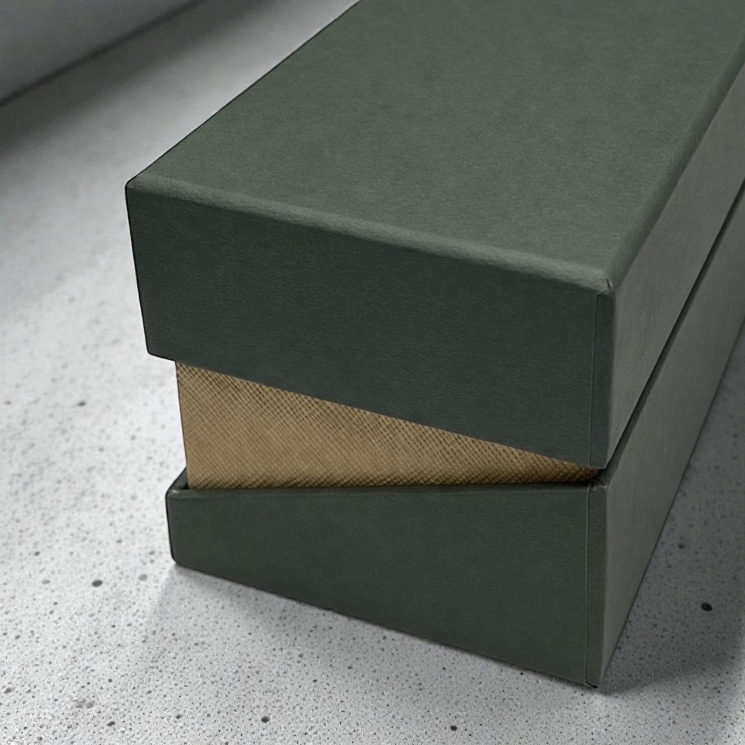 深みのあるグリーンの貼り箱とゴールド調の内装が見える高級オーダーメイドパッケージのクローズアップ